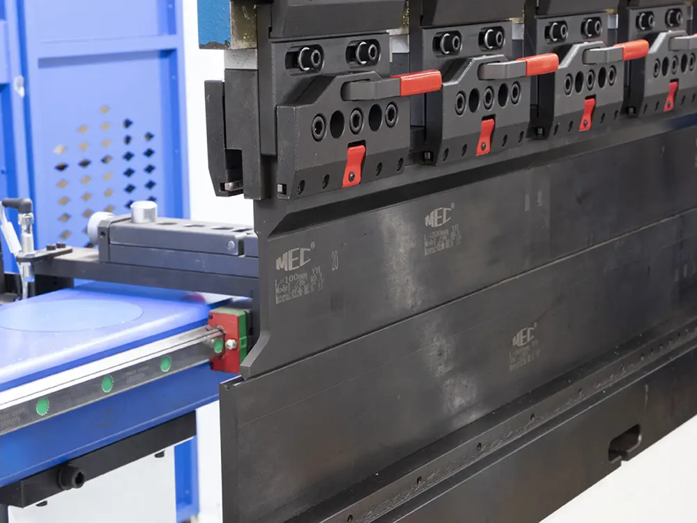 Fast clamp and single V working bench